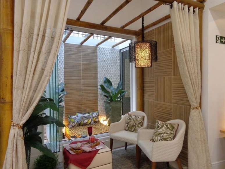 49. Sala de estar com decora&ccedil;&atilde;o com bambu ornamental &ndash; Foto Shirley Vaz Vedovate Arquiteta