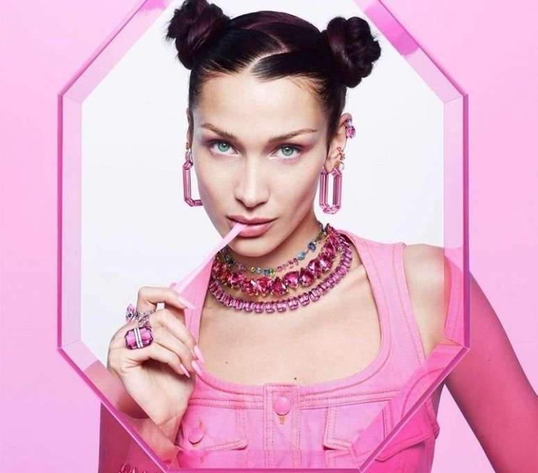 A est&eacute;tica dos anos 90 e 2000 ficam cada mais evidentes no visual de Bella com a sobrancelha fina 