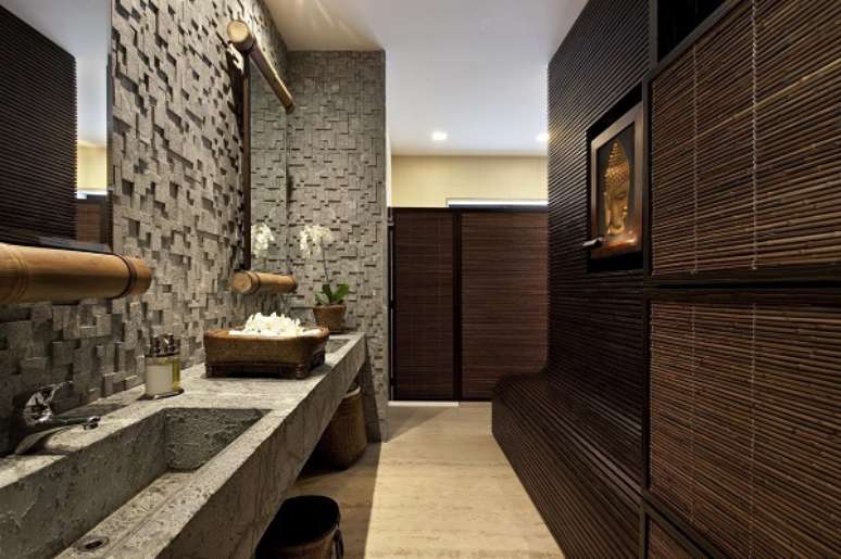 21. Banheiro com persiana de bambu ornamental – Foto Eduarda Correa