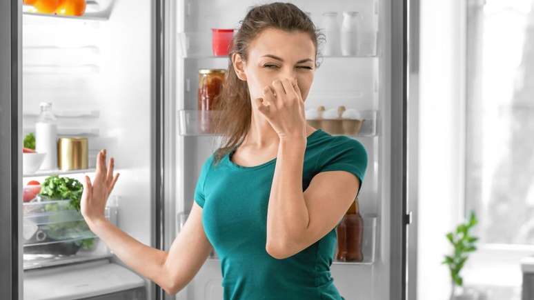 O cheiro ruim costuma ser causado por restos de comida ou alimentos estragados