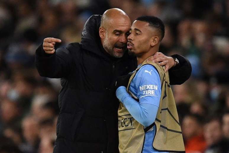 Guardiola e Gabriel Jesus no Manchester City (Foto: Oli SCARFF / AFP)