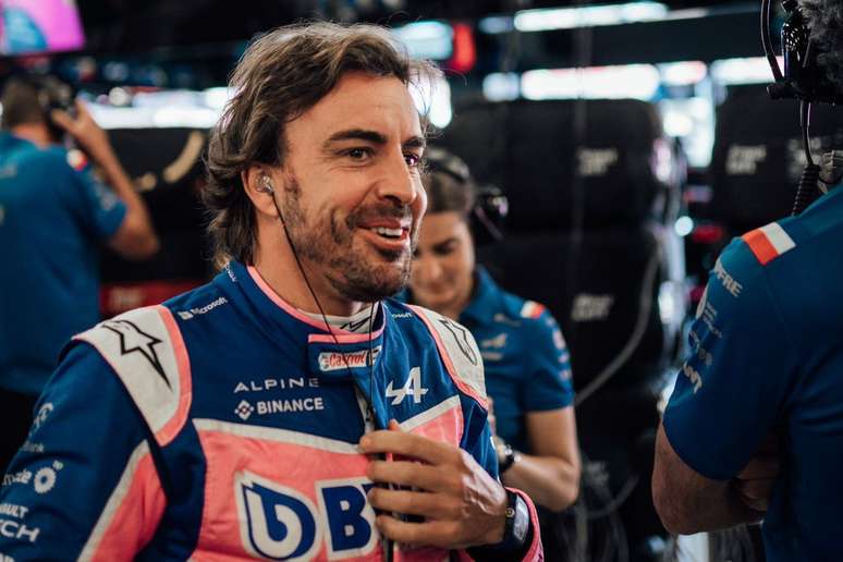 Fernando Alonso faz piada com o começo de 2022 que vive 