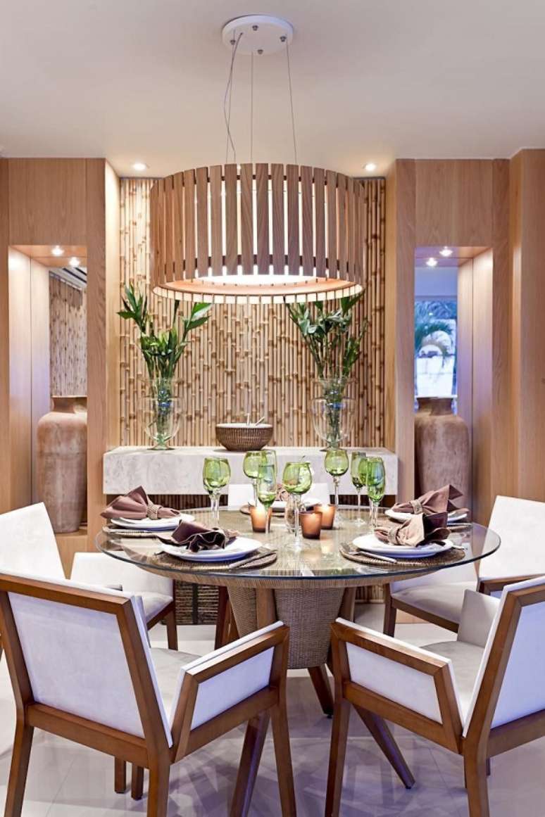 50. Sala de jantar com bambu ornamental na parede – Foto Maithia Guedes