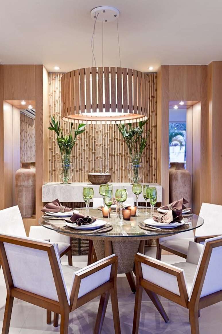 50. Sala de jantar com bambu ornamental na parede &ndash; Foto Maithia Guedes