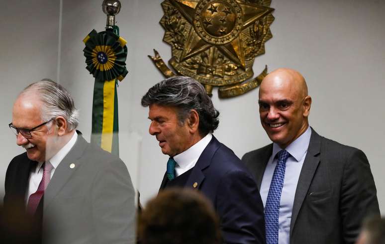 Edson Fachin, Luiz Fux e Alexandre de Moraes conversam durante cerimônia em Brasília