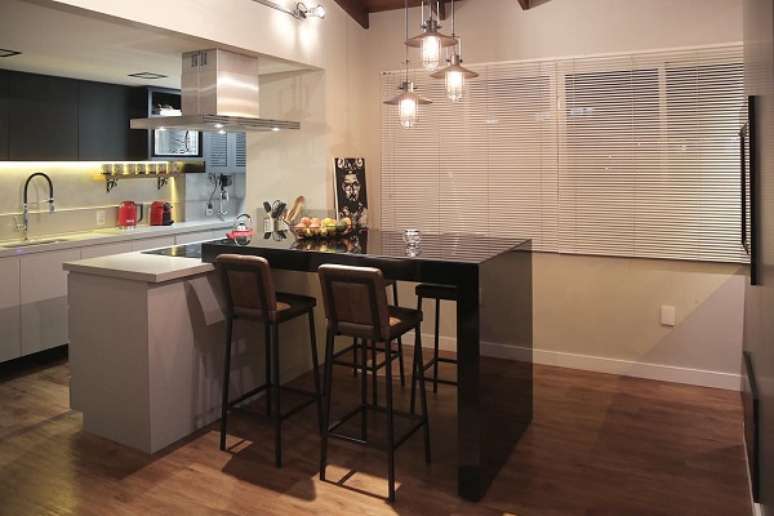 22. Cozinha americana simples com bancada preta e banqueta de couro &ndash; Foto Brava Arquitetura