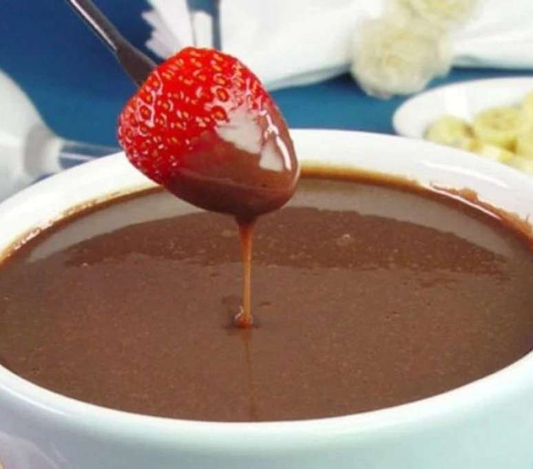 Fondue de brigadeiro mole (Reprodução / Guia da Cozinha)