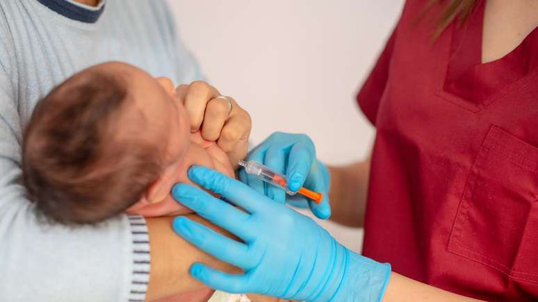 A BCG é uma das primeiras vacinas que uma criança recebe e, nos próximos sete meses, terá 'disponibilidade limitada' no Brasil segundo Ministério da Saúde