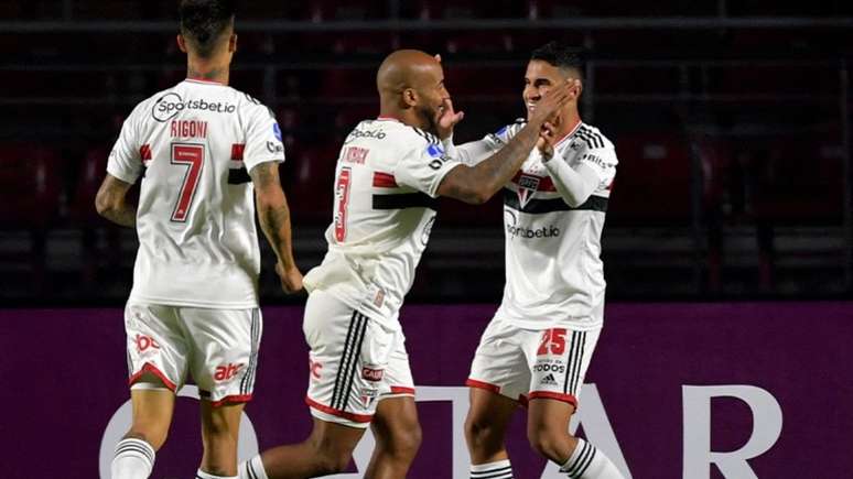 São Paulo recebeu bolada com classificação para às oitavas da Sul-Americana (Foto: NELSON ALMEIDA / AFP)