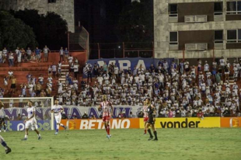 Equipes ficaram no empate no Aflitos (Foto: Divulgação/CSA)