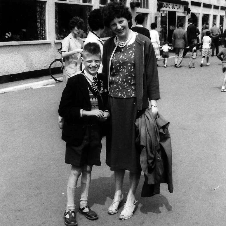 Steve, com cerca de 10 anos, com sua mãe, Dorothy, por volta de 1961