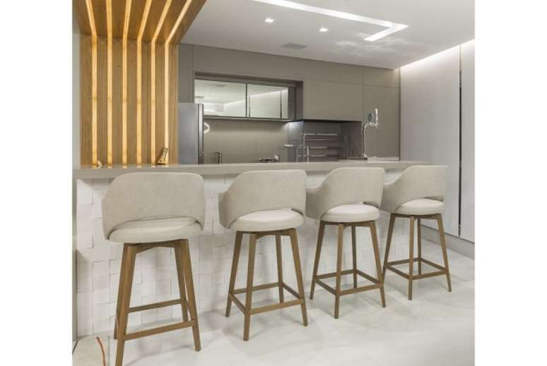 9. Cadeira alta para bancada de cozinha luxuosa – Foto Red Square Arquitetura