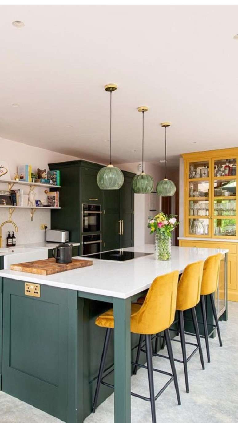 38. Cozinha verde com banquetas amarelas – Foto Herringbone Kitchens
