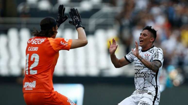 Cássio comemora gol com Mantuan, um dos 'garotos experientes' do Timão (Foto: Rodrigo Coca/Ag.Corinthians)