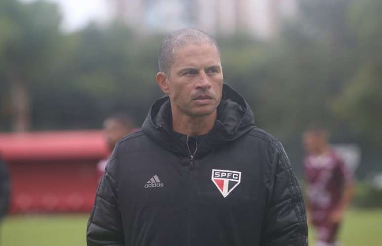 São Paulo conta com o reforço de jovens de Cotia no treino desta segunda