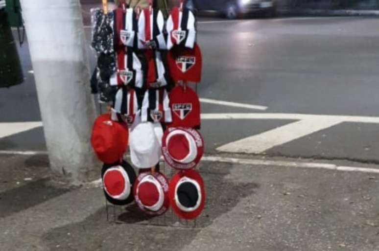 Vendedores ambulantes vendem peças de frio na frente do Morumbi (Foto: Izabella Giannola)