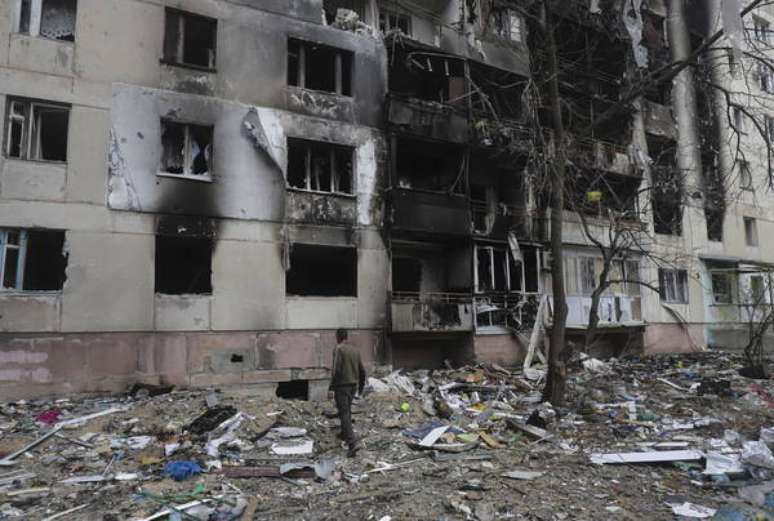 Prédio destruído por bombardeio russo em Severodonetsk, na região de Lugansk