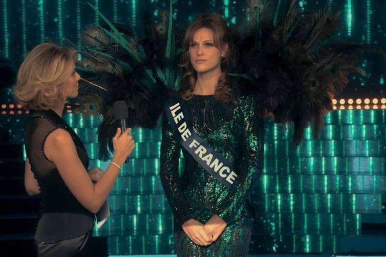 Cena do filme 'Miss França', de Ruben Alves, que mostra uma pessoa não-binária em busca do sonho de vencer concurso de beleza