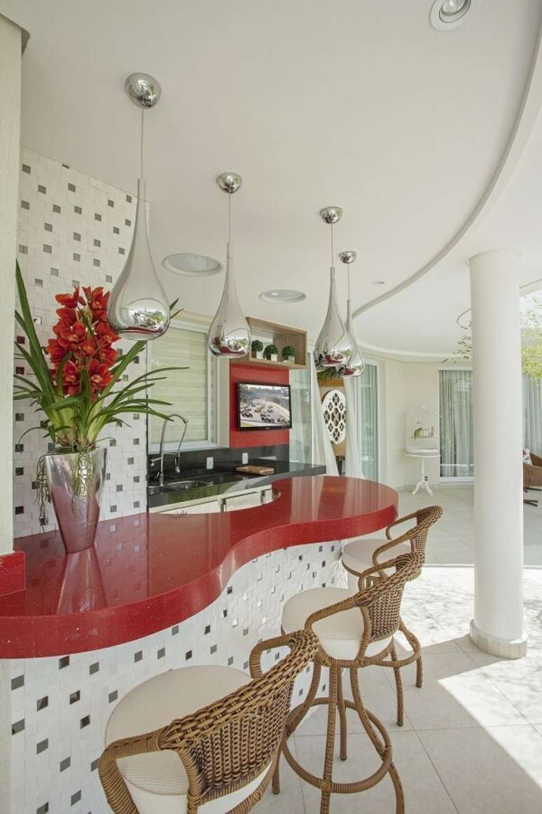 19. Cozinha americana simples com bancada de granito vermelho &ndash; Foto Iara Kilaris