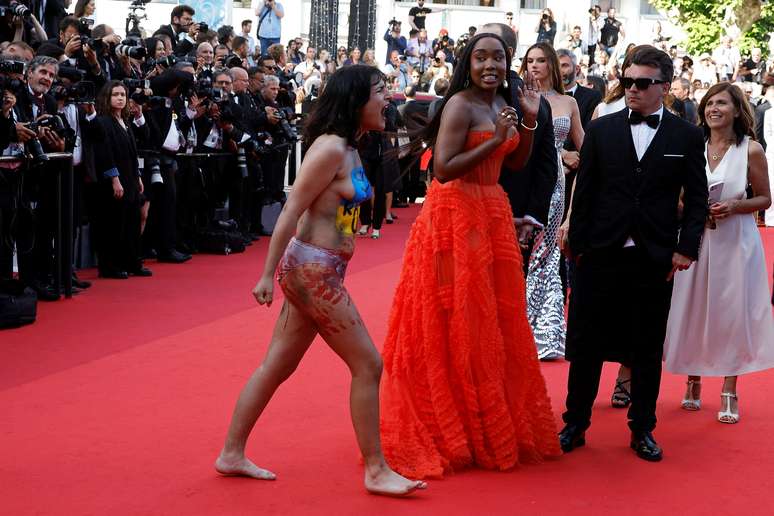 Mulher protesta em Cannes