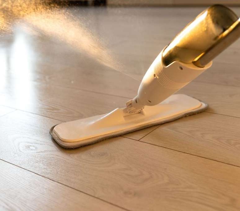 O mop spray conta com um reservat&oacute;rio para produtos de limpeza - Shutterstock