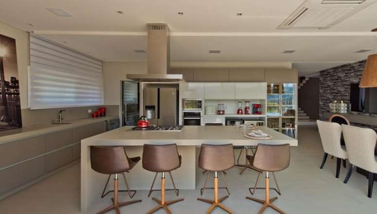37. Cozinha moderna com cadeira alta para bancada &ndash; Foto Espa&ccedil;o do tra&ccedil;o arquitetura