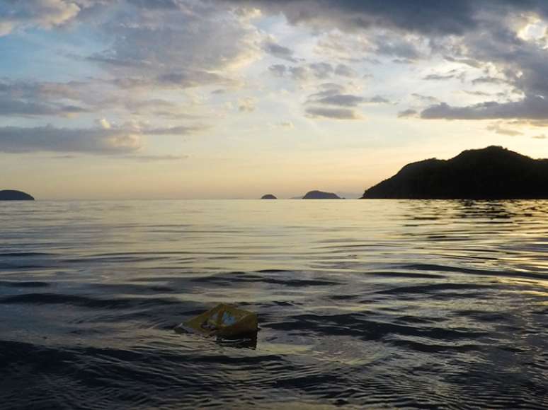 Bob e a ilha que marca a exata localização da Fenda do Biquíni, sua cidade submersa