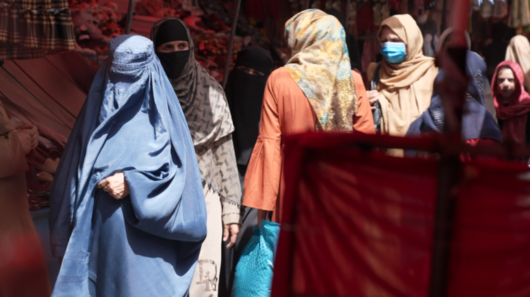 O Talebã decidiu neste mês que as mulheres no Afeganistão precisam usar véu para cobrir o rosto