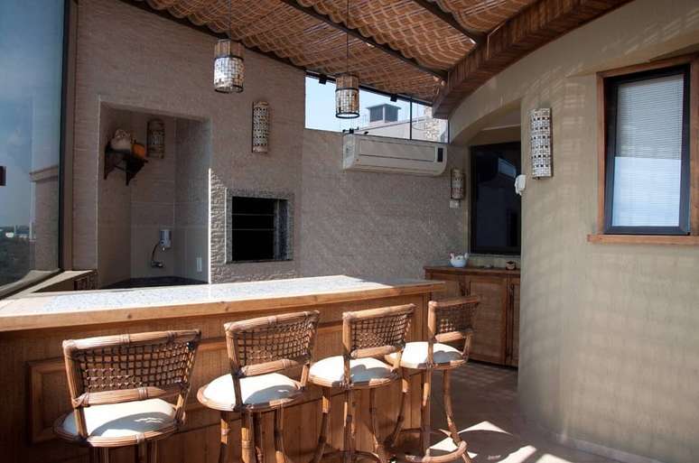 47. Quiosque com churrasqueira e cadeira alta para bancada &ndash; Foto Studio Schulmeister[