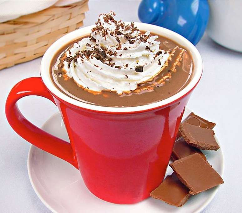 Chocolate quente com chantily (Reprodu&ccedil;&atilde;o / Guia da Cozinha)