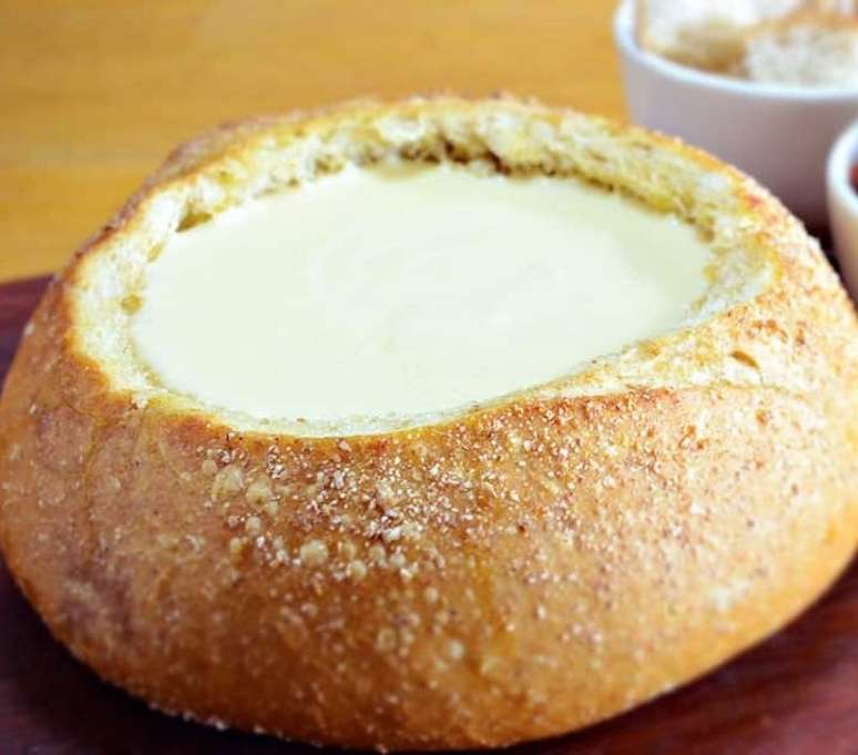 Fondue de queijo no pão italiano (Reprodução / Guia da Cozinha)