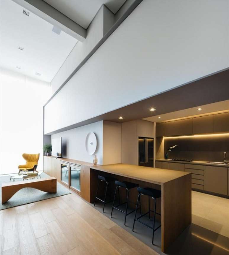 54. Cadeira alta para bancada de cozinha americana moderna – Foto FCStudio