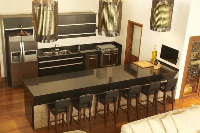 18. Cozinha americana com cadeira alta para bancada preta &ndash; Foto Roseli Croe