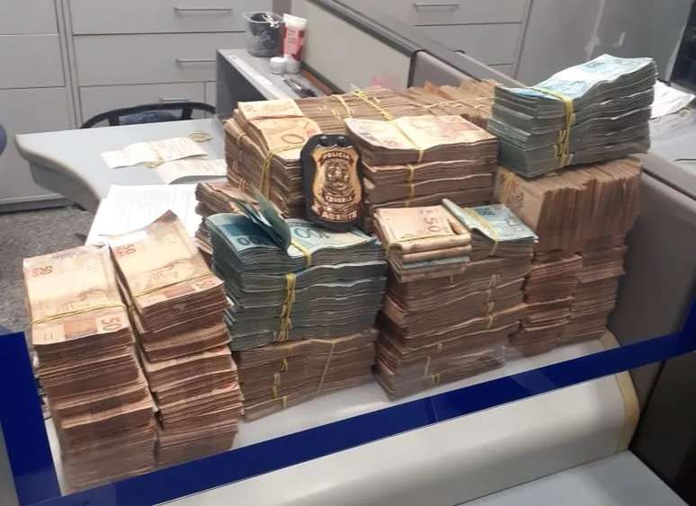 Polícia Federal apreende R$ 930 mil em dinheiro em operação que apura participação de juízes em esquema de corrupção