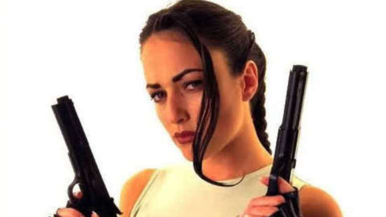 Nathalie Cook como Lara Croft