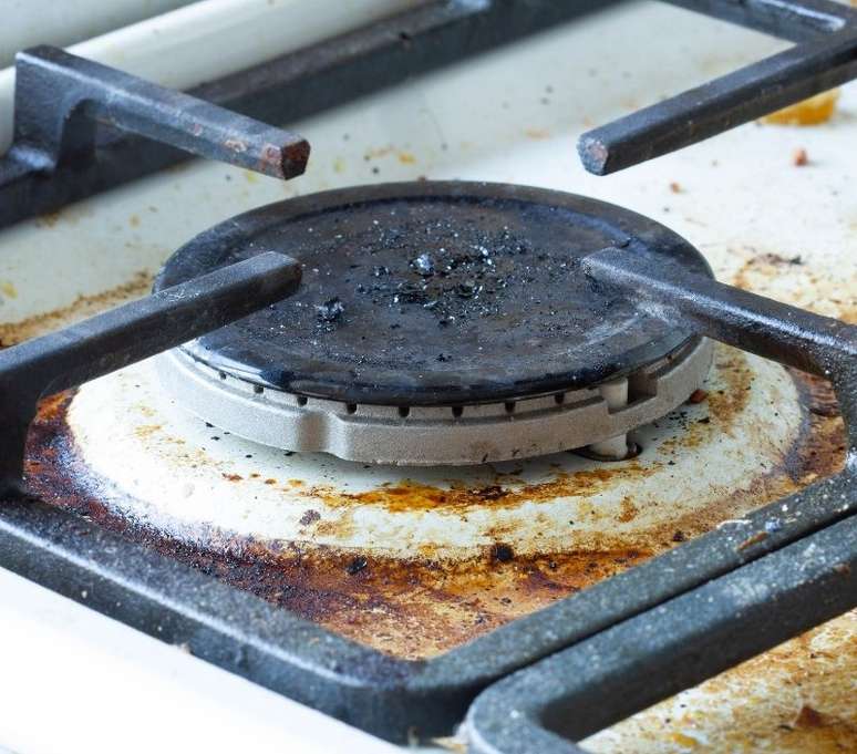 Quando a gordura se acumula, fica bem mais difícil limpar o fogão - Shutterstock
