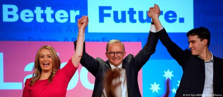 Líder oposicionista australiano Anthony Albanese comemora vitória, junto filho e namorada