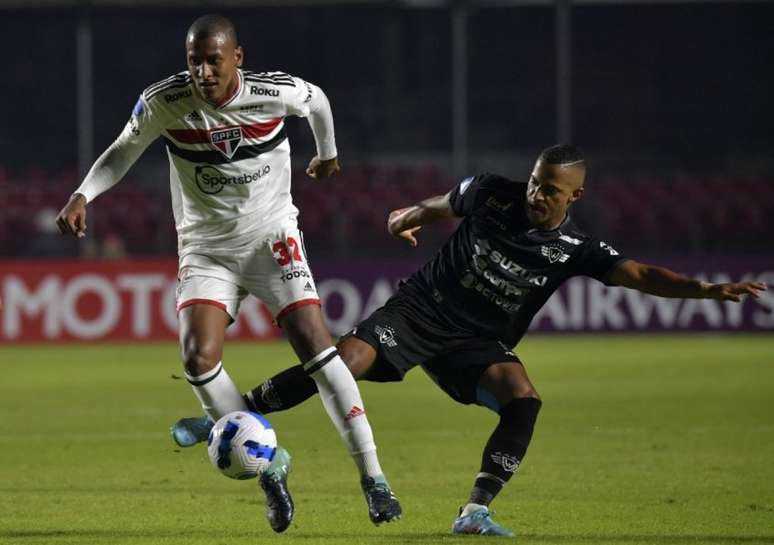 Luizão revelou que recebeu conselho de Miranda antes da partida contra o Jorge Wilstermann (Foto: NELSON ALMEIDA / AFP)