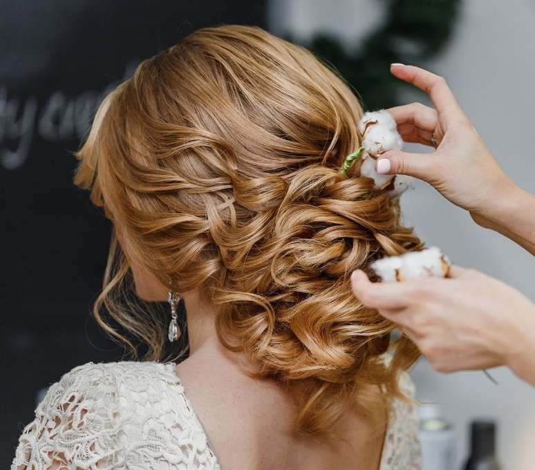 Existem vários tipos de penteados que têm feito sucesso entre as noivas - Shutterstock