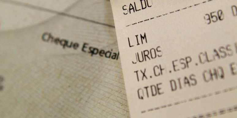 Imagem mostra extrato com cheque especial. 