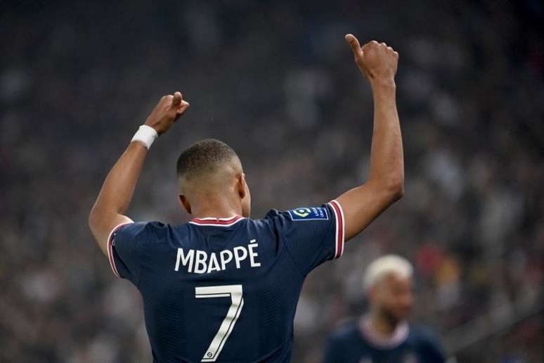 Mbappé marcou três vezes contra o Metz (Foto: ANNE-CHRISTINE POUJOULAT / AFP)