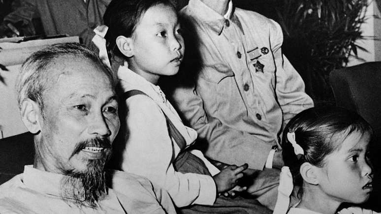 Ho Chi Minh duranrte encontro com jovens e crian&ccedil;as vietnamitas