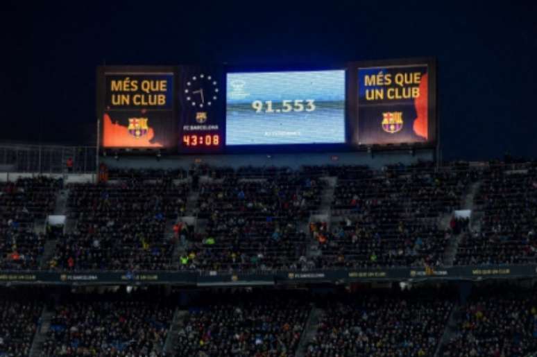 Em março, a torcida do Barcelona lotou o Camp Nou para o clássico contra o Real Madrid (Josep Lago/AFP)