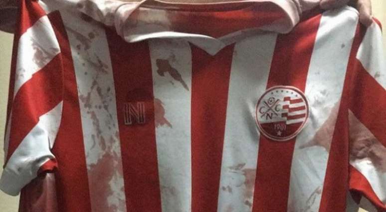 Camisa do Náutico manchada de sangue do torcedor Bruno Campos (Reprodução)