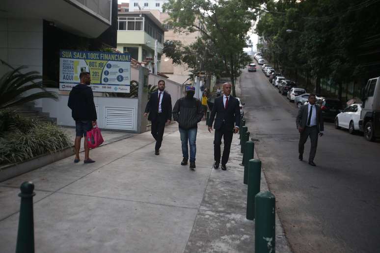 Bombeiro que atirou em atendente de uma lanchonete, se entrega na 32 DP, na Taquara, nesta sexta-feira (20).  