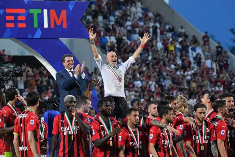 Stefano Pioli, ainda com medalha, no pódio (Foto: TIZIANA FABI / AFP)