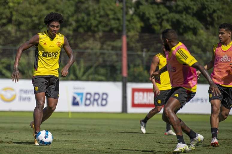 Vitinho em atividade com o grupo do Flamengo (Foto: Alexandre Vidal / Flamengo)