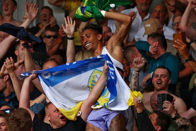 Raphinha foi para os braços da galera após a vitória do Leeds (Foto: ADRIAN DENNIS / AFP)