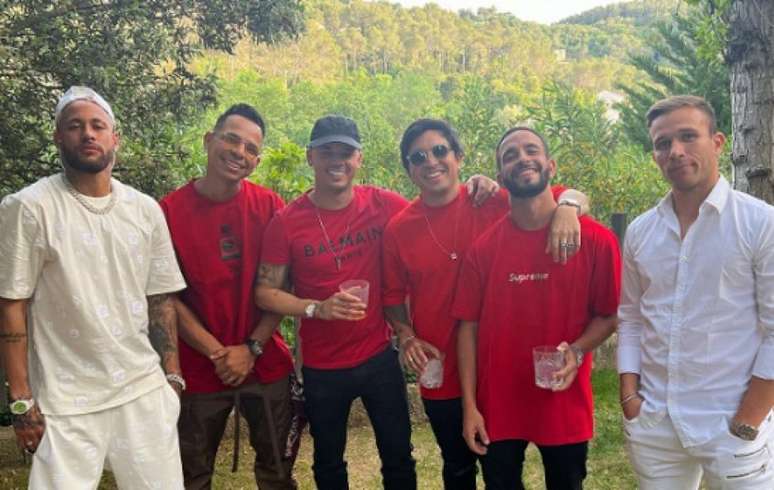 De branco, Neymar está no time dos comprometidos, assim como Arthur; os parças, solteiros, foram de vermelho (Foto: Reprodução/Instagram)