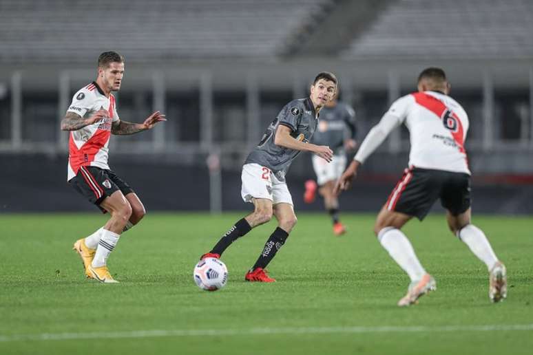 Meio-campista em ação, contra o ex-clube, na temporada passada, pela Libertadores - (Foto: Pedro Souza / Atlético-MG)